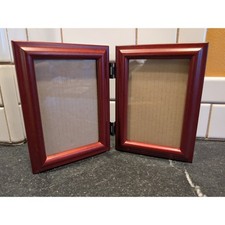 Pantalla de fotos de escritorio con bisagras de madera roja con doble marco de fotos
