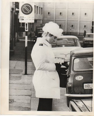 Schweizer Polizistin Verkehrswächterin Mode Uniform Mini Auto Basel 1970 Pressefoto