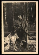 Cartolina fotografica cacciatore con fucile accanto al suo cane da caccia 