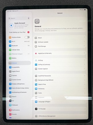 Apple iPad Pro 4th Gen 512GB, 12.9 in Wi-Fi-Space Gray - Loosing port