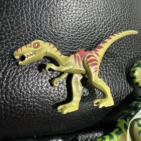 LEGO Dinosaur Raptors Jurassic World Minifigure 75920 2 Green & 1 Orange Head