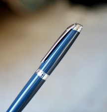 MAGNIFIQIUE STYLO ROLLER CARAN D'ACHE LEMAN EN LAQUE GRIS MOYEN - METAL RHODIE