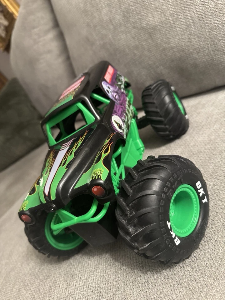 Monster Jam Grave Digger RC Truck Spin Master BKT Tires w/Remote 66801 Tested - Image 3 of 4