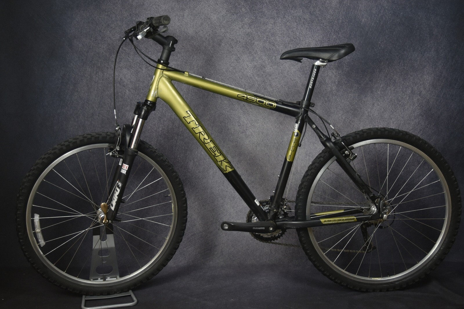TREK 4500 MOUNTAIN BIKE SIZE LARGE, 19.5", 24 SPEED FRONT SUSPENSION DEORE