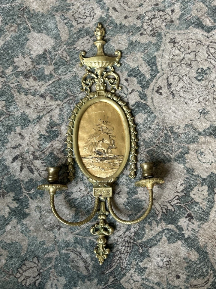 Aplique de pared de latón neoclásico vintage relieve de barco náutico | Portavelas años 40 Foto 3 de 4
