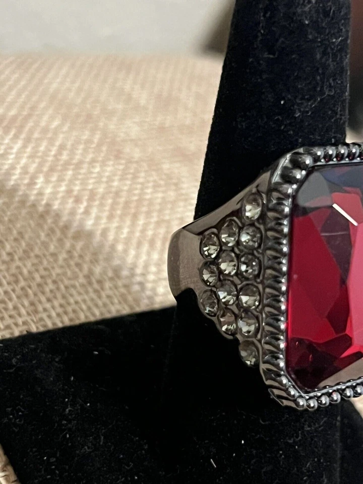 1980 ~ Anillo Micro Piedra Circón Rojo Para Mujer Talla 8 Enorme Rojo Rubí y Rústico Oscuro Foto 3 de 4