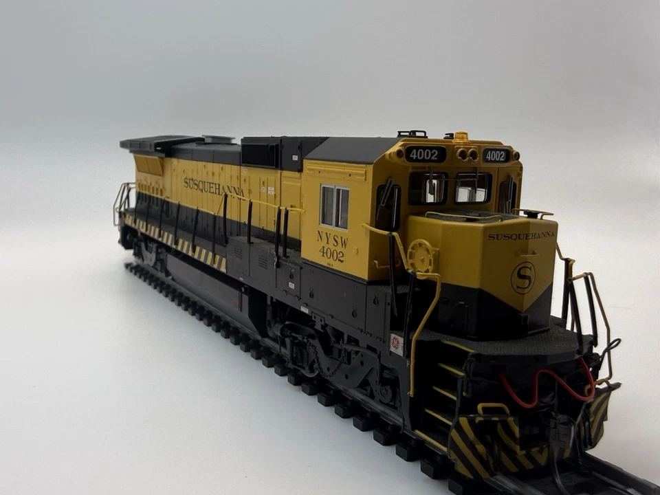 Atlas HO Scale Susquehanna SD60, NYSW 4002 (No Box) - Image 3 of 4