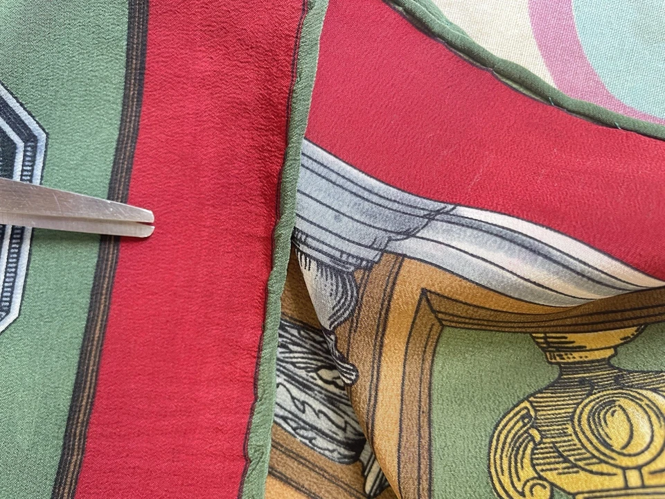 Y5# Christian Dior Vintage Bufanda de Seda Verde Rojo Tema Museo Borde Enrollado a Mano Foto 3 de 4