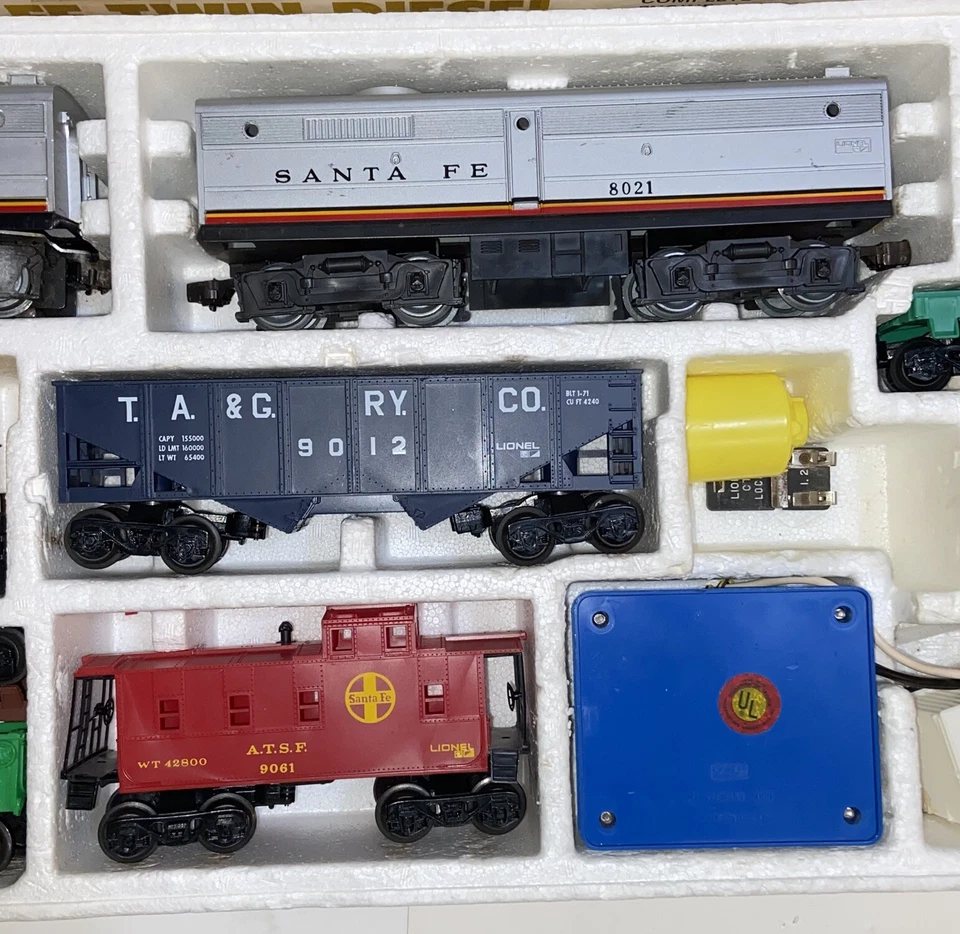 Vintage Lionel Santa Fe Twin Diesel Electric Train O-scale 1974 (No Track) - Image 4 of 4