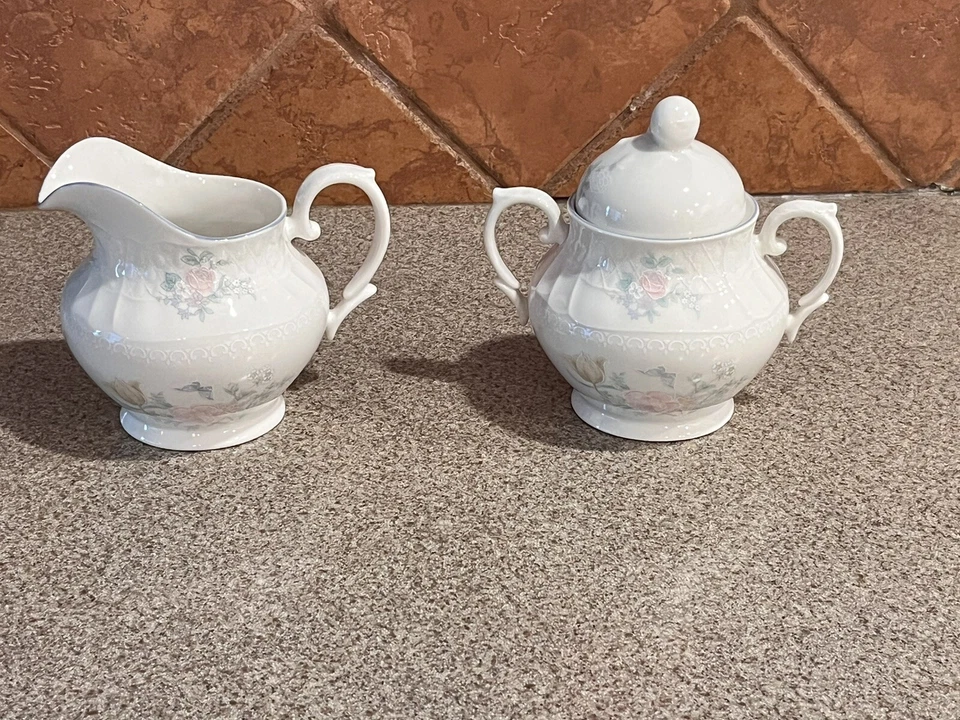 Cuenco de crema y azúcar Royal Doulton VALENCIA con tapa hecho en INGLATERRA Foto 2 de 4