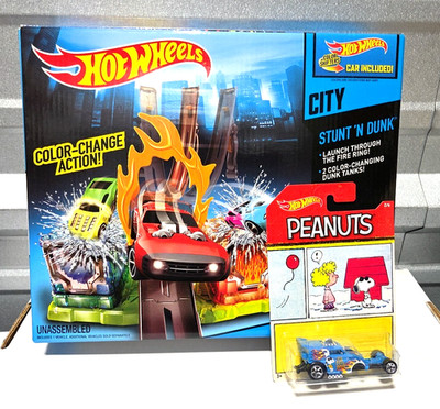 HOT WHEELS Peanuts SNOOPY Altered Ego Car & COLOR SHIFTERS Stunt 'N Dunk playset