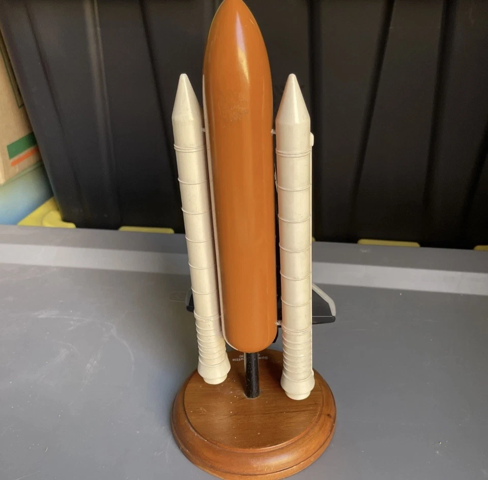 NASA VINTAGE Space Shuttle Discovery - Desk Top Display Model - Scale 1/200 - Image 3 of 4