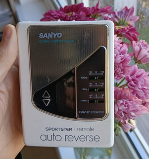 White Sanyo Sportster MGP35 | Autoreverse 3 band equaliser