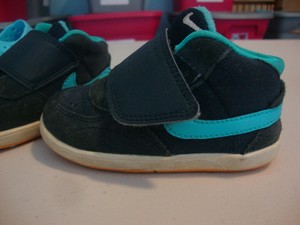 nike navy tennis shoes