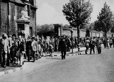 Cricket Spectators queue up outside Lord's before the first day's - Old Photo