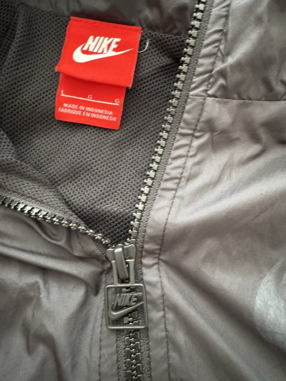 Nike Windrunner packable jacket size L - image 3