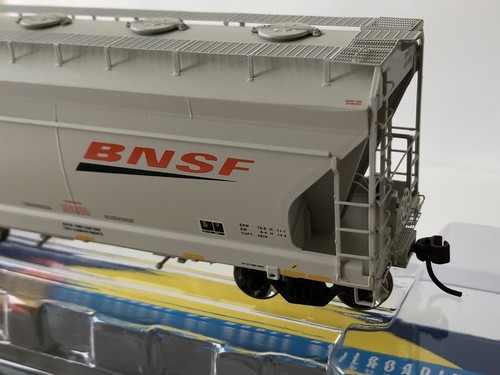 Athearn BNSF ACF 2970 2 Bay Covered Hopper Car #405895 NOS - Picture 7 of 9