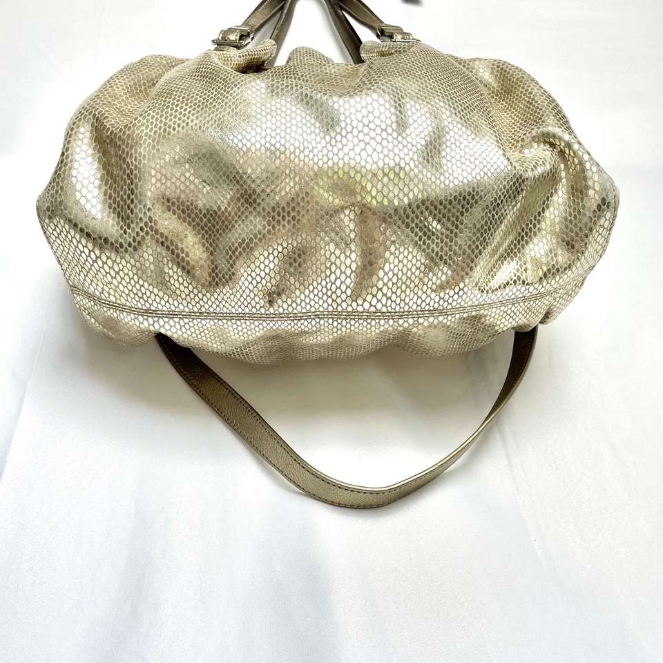 Bolso de Hombro Michael Kors Dorado Metálico Serpiente Repujado Hobo MK Charm Foto 4 de 4