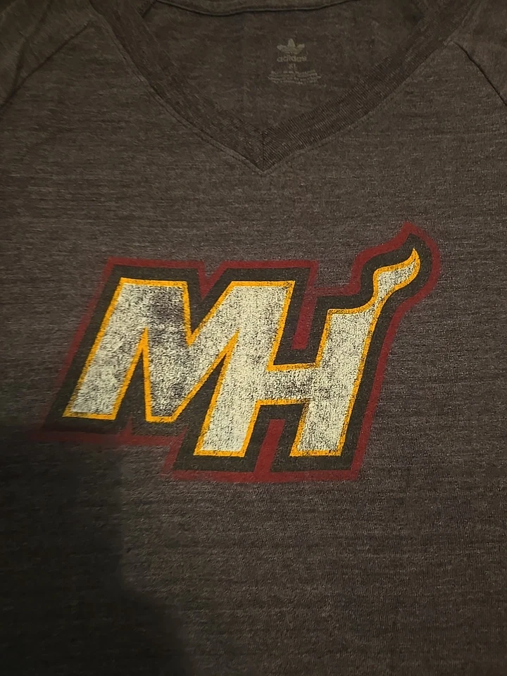 NBA Miami Heat. Camiseta de mujer Adidas cuello en V manga corta. Talla XL Foto 3 de 4
