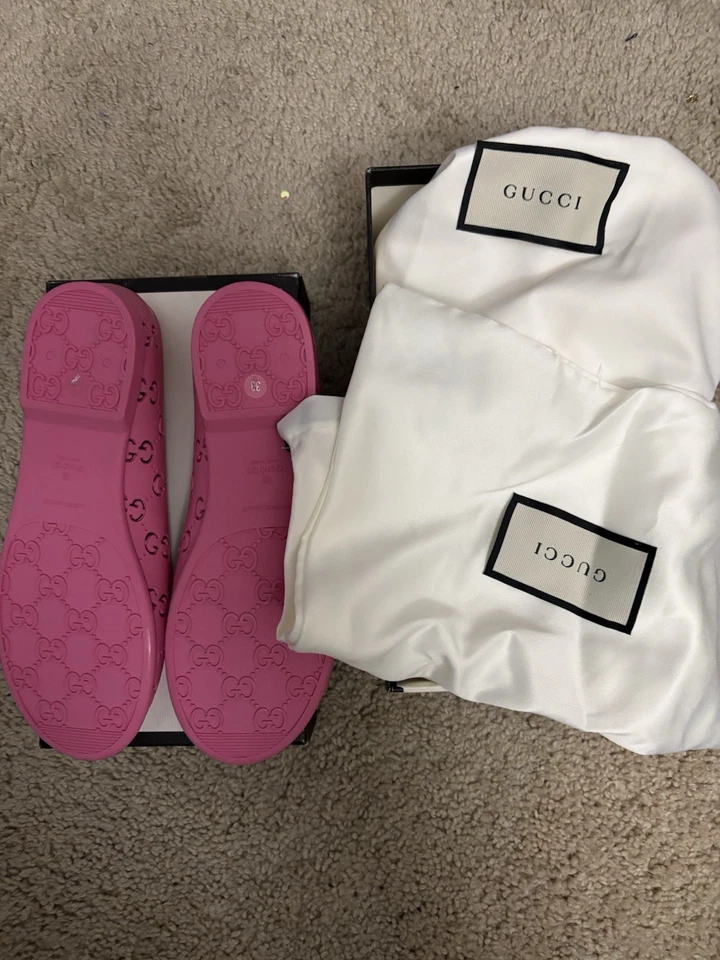 Zapatos planos de ballet rosa sin cordones de goma con logotipo Gucci GG para niñas Foto 4 de 4