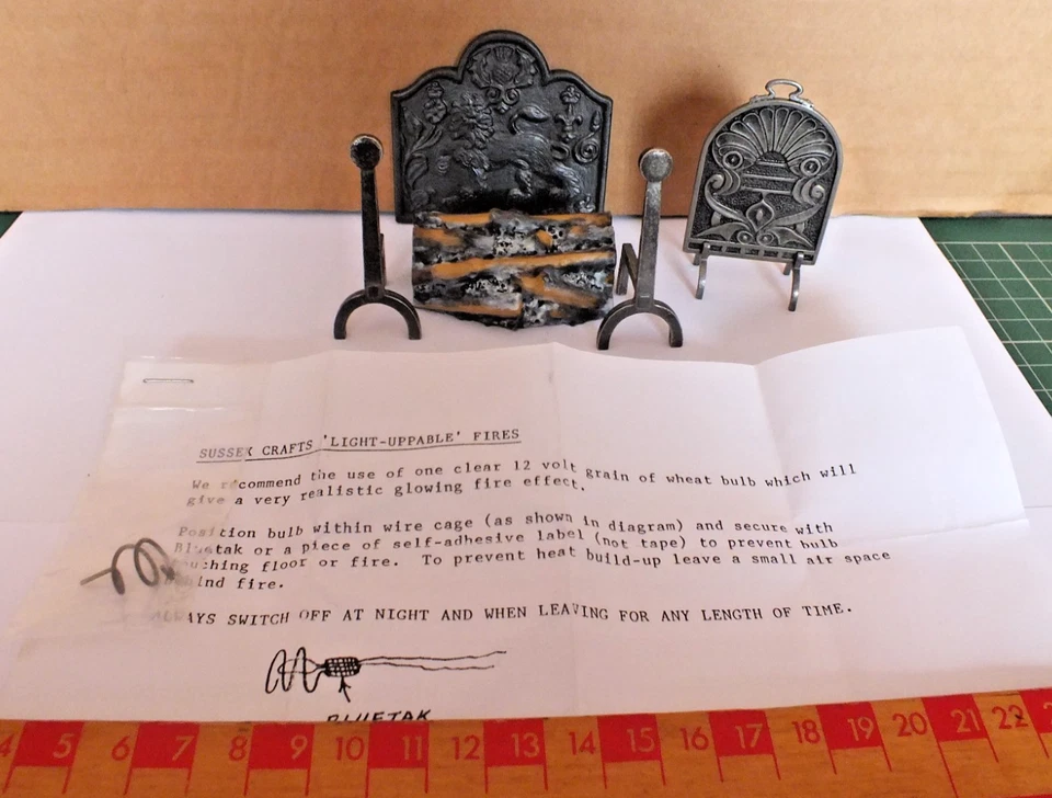 SUPERB VINTAGE DOLLS HOUSE MINIATURES WORKING FIRE, HEARTH & FIRE DOGS  (CA) - Image 3 of 4