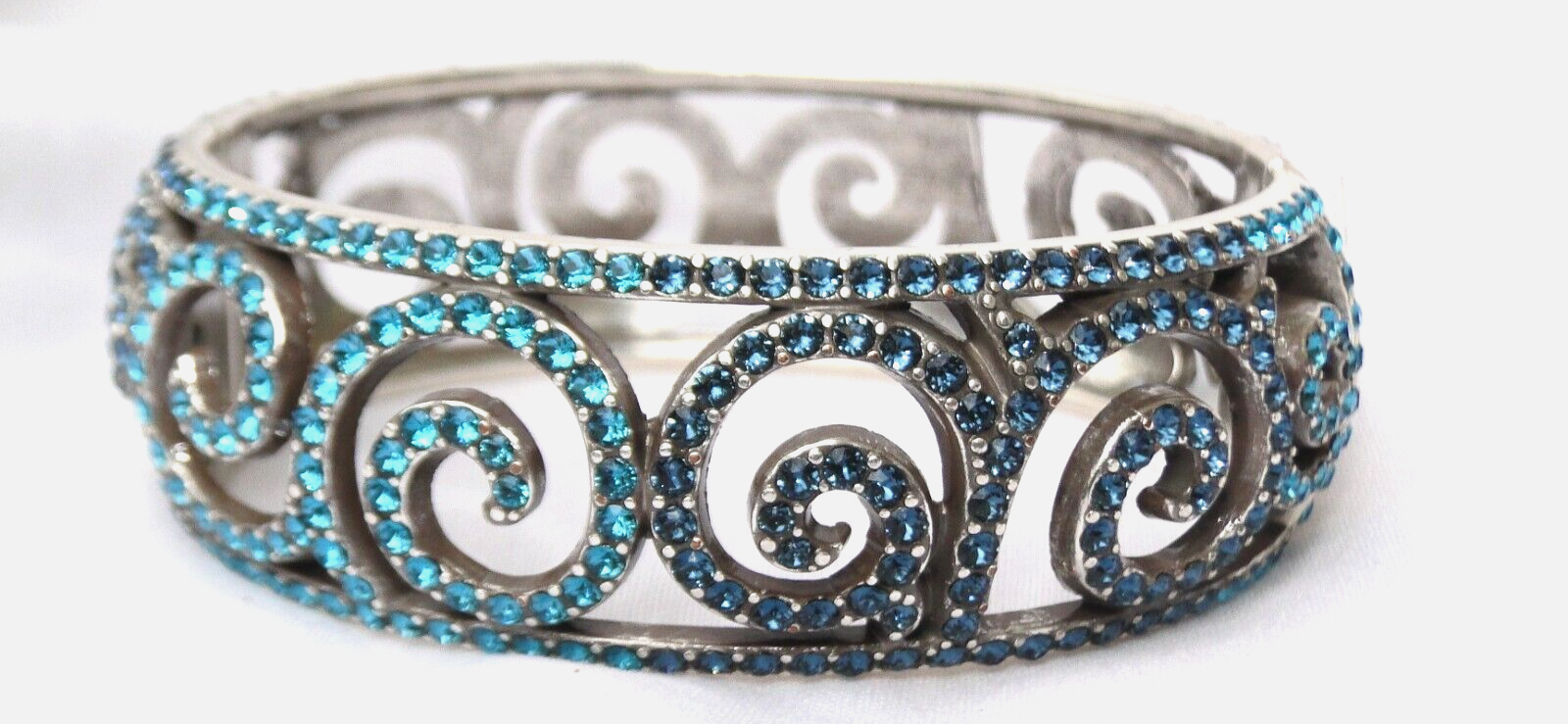 NWT Brighton Sea of Love Blue Crystal Hinged Bangle Bracelet 128