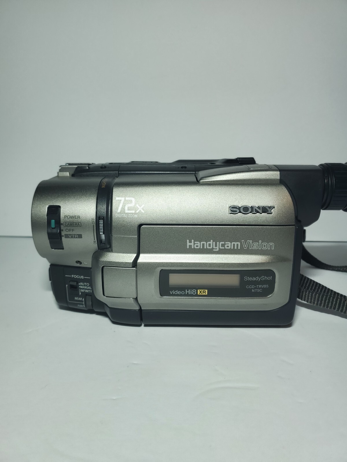 Sony Handycam Video Camera CCDTRV85 8mm Hi8 Camcorder Bundle Case