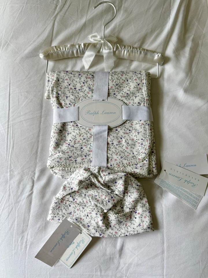 Ralph Lauren Delicada Manta Floral con Gorra a Juego y Percha de Satén Set de Regalo Foto 4 de 4