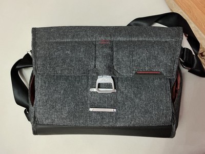 carrier cross shoulder bag uninsex.