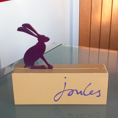 Joules Shop Werbung Point of Sale Holzblock Schild mit Magenta Hase.