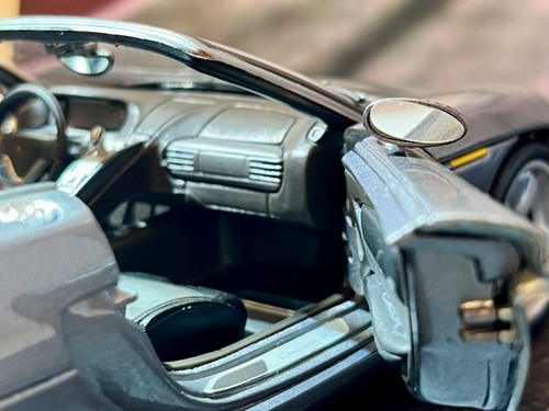 Porsche Carrera GT Cabrio 1:18 Maisto gris metálico - excelente estado - Imagen 16 de 23