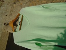 Bladomiętowy zielony sweter z dekoltem w serek rozmiar 18