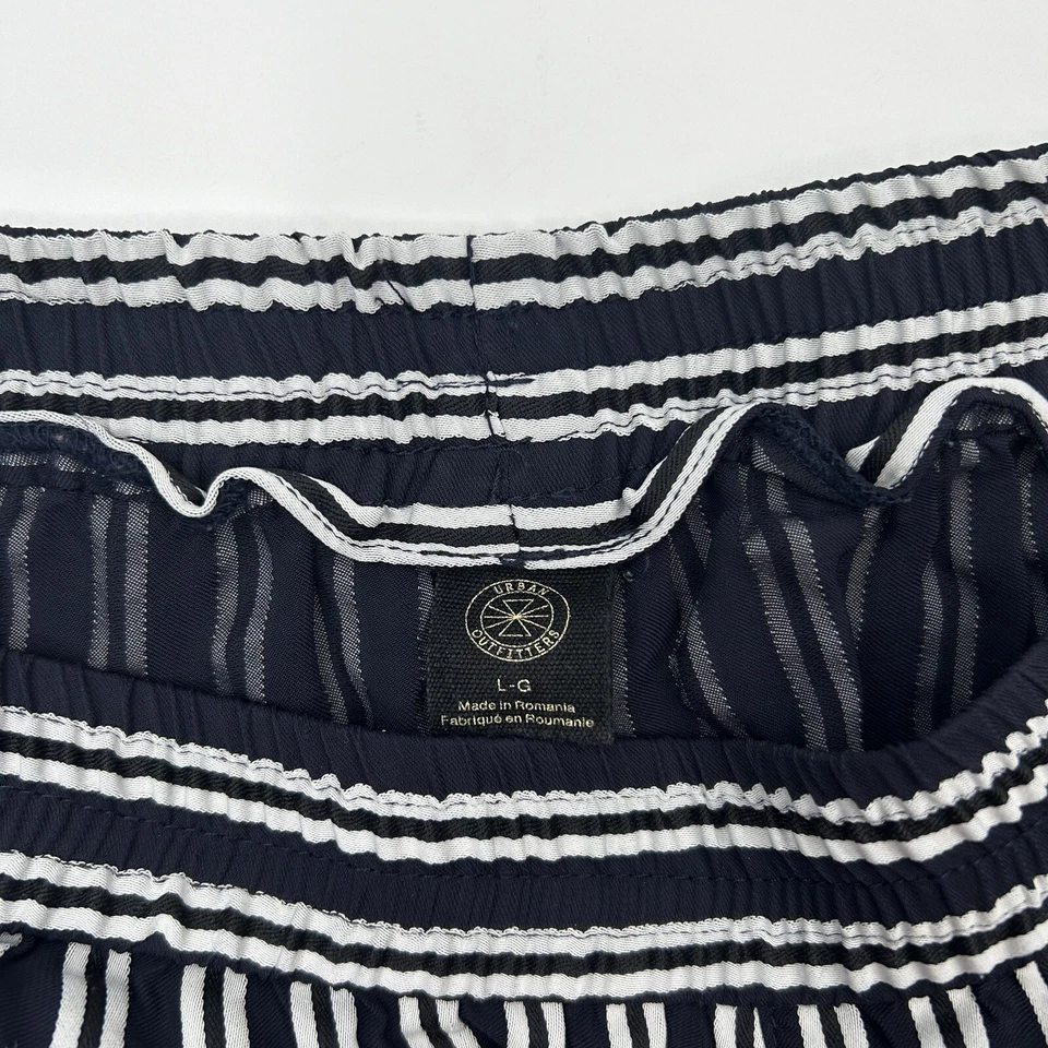 Bermuda listrada Urban Outfitters feminina tamanho G preta branca bolsos de praia leve - Imagem 2 de 4