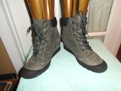 Palladium Women's Hidden Wedge Boot Gray Black Size 10