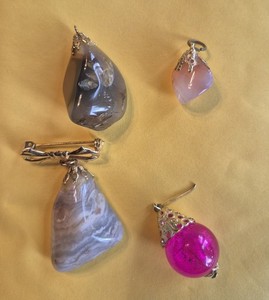 LOT OF 4 GLASS AND STONE PENDANTS WITHOUT CHAINS