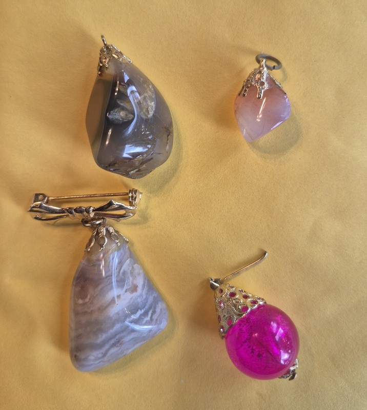 LOT OF 4 GLASS AND STONE PENDANTS WITHOUT CHAINS