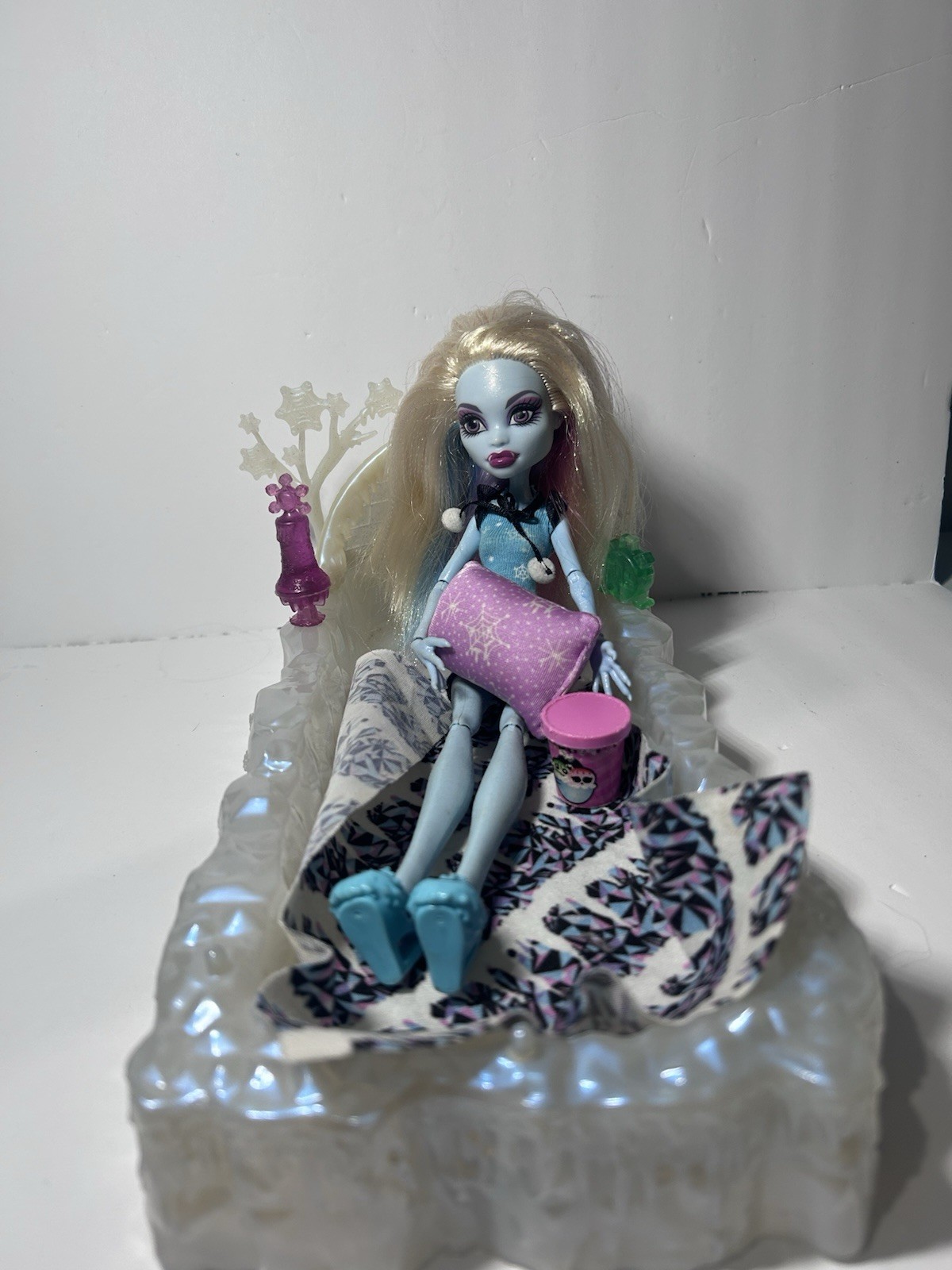 Mattel Monster High Abbey Bominable Dead Tired Doll + Bed