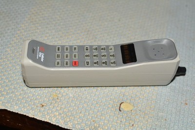 VINTAGE MOTOROLA ULTRA CLASSIC ''BRICK' CELL PHONE. SER. NO. 472DQF1144Y