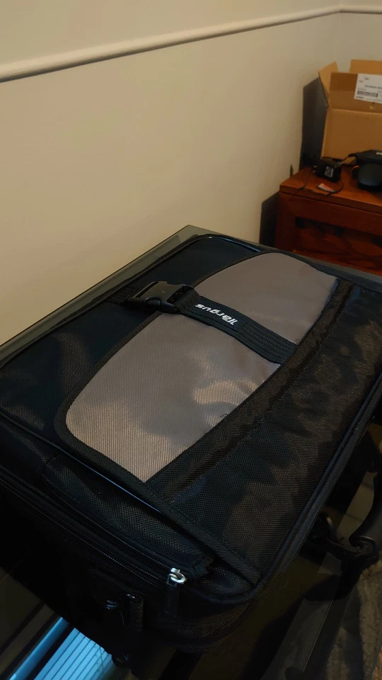 Targus laptop case, 17 in laptops, with shoulder strap, in excellent condition - Image 2 of 4