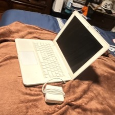 Apple MacBook White 13" Intel Core 2 Duo Laptop Built-in Webcam