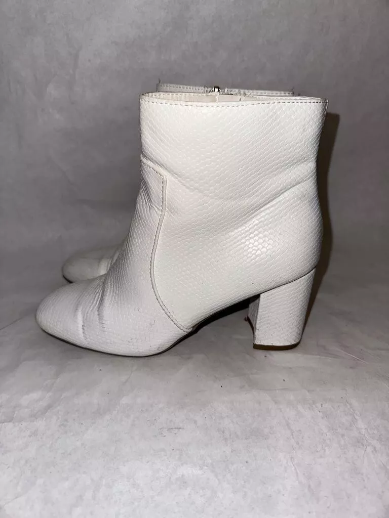 PRIMARK LADIES WHITE LEATHER SIDE ZIP UP BLOCK HEEL ANKLE BOOTS UK 4 EU 37 BT155