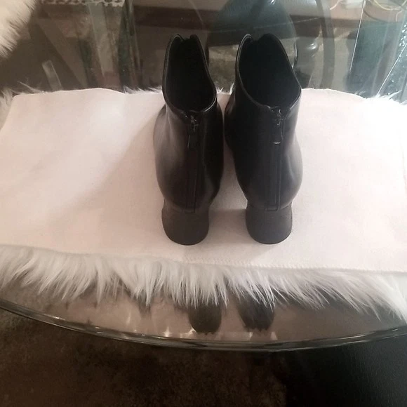 Botín Midnight Velvet con tachuelas delanteras talla 7,5 Foto 3 de 4