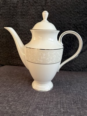 LENNOX Opal Innocence White Porcelain Coffee Pot w/Lid - NEW/NEVER USED