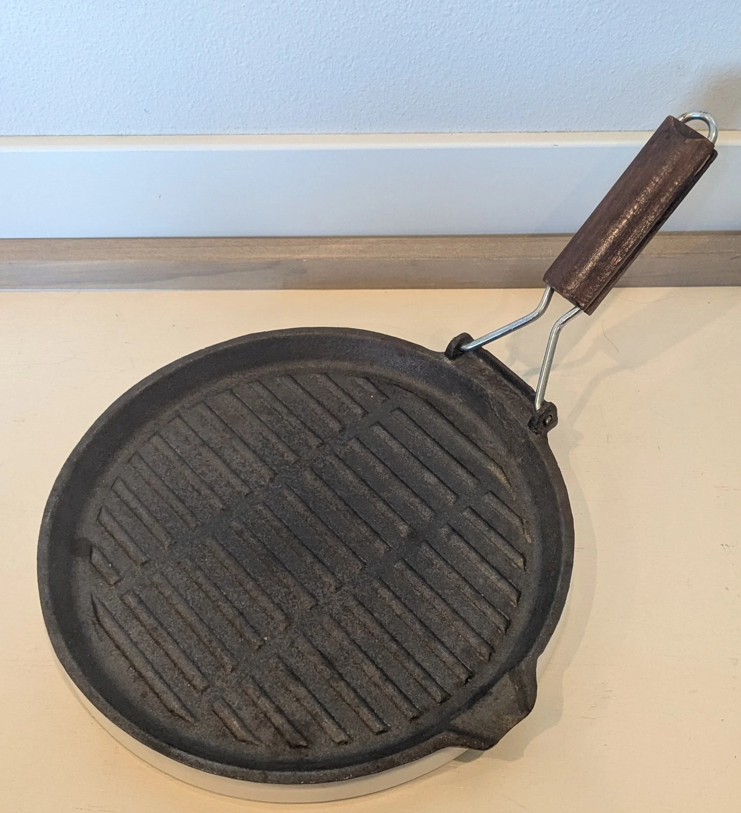 Ribbed Cast Iron Pan Skillet Griddle With Foldable or Removable Wood Handle