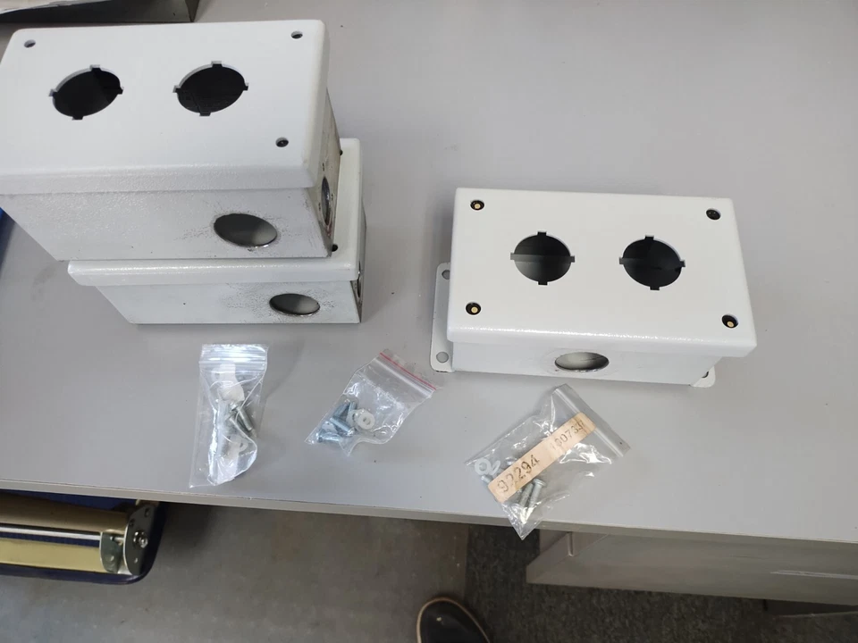 Gabinete NEMA Rittal caixa de botão 2 furos 12-Ga aço cinza claro modificado - Imagem 4 de 4