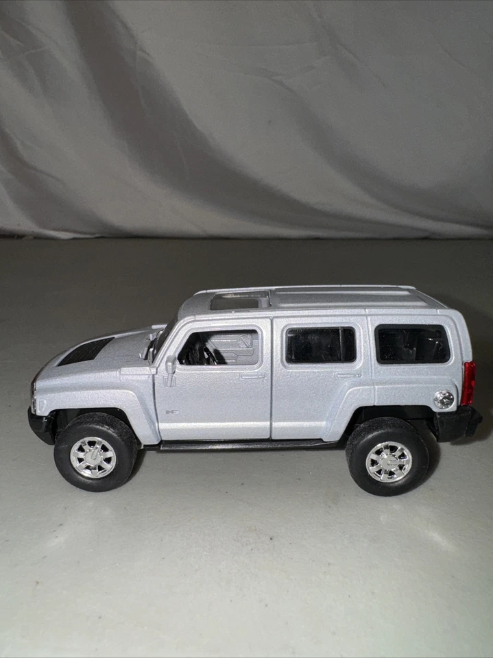 Coche fundido a presión Welly Hummer H3 43629 con licencia 4 1/2 pulgadas retroceso plateado nuevo Foto 2 de 4