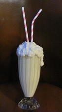 K&Uuml;NSTLICHER BANANENMILCHSHAKE WERBUNG AMERIKANISCHES DINER TV FILMREQUISIT