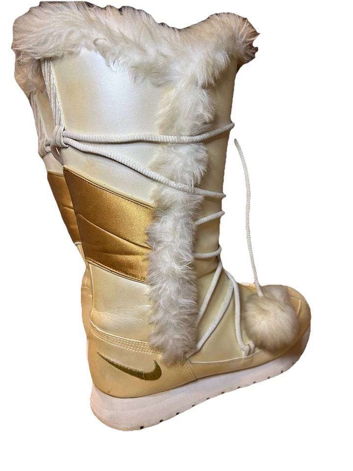 Botas de invierno Nike de piel sintética pompón doradas para mujer talla 8 cremallera alta cortez Y2K nieve usadas en excelente estado Foto 3 de 4