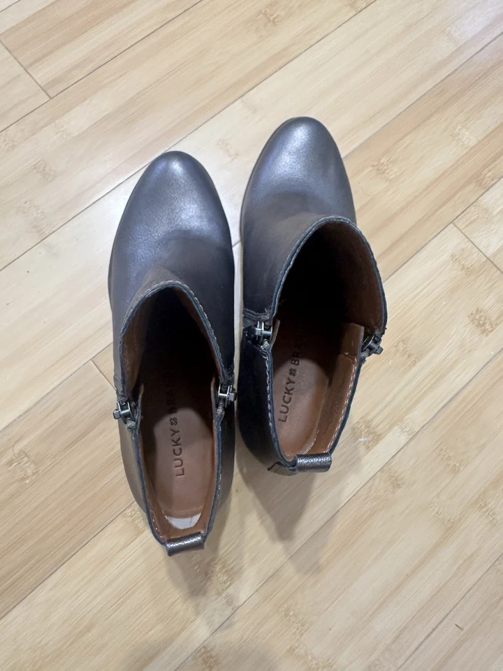 Botas al tobillo Lucky Brand para mujer talla 7 de peltre con doble cremallera Foto 2 de 4