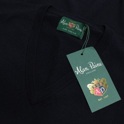 Alan Paine NWT Millbrook V-Neck Sweater Size 50 (US M) in Navy Blue 100% Wool